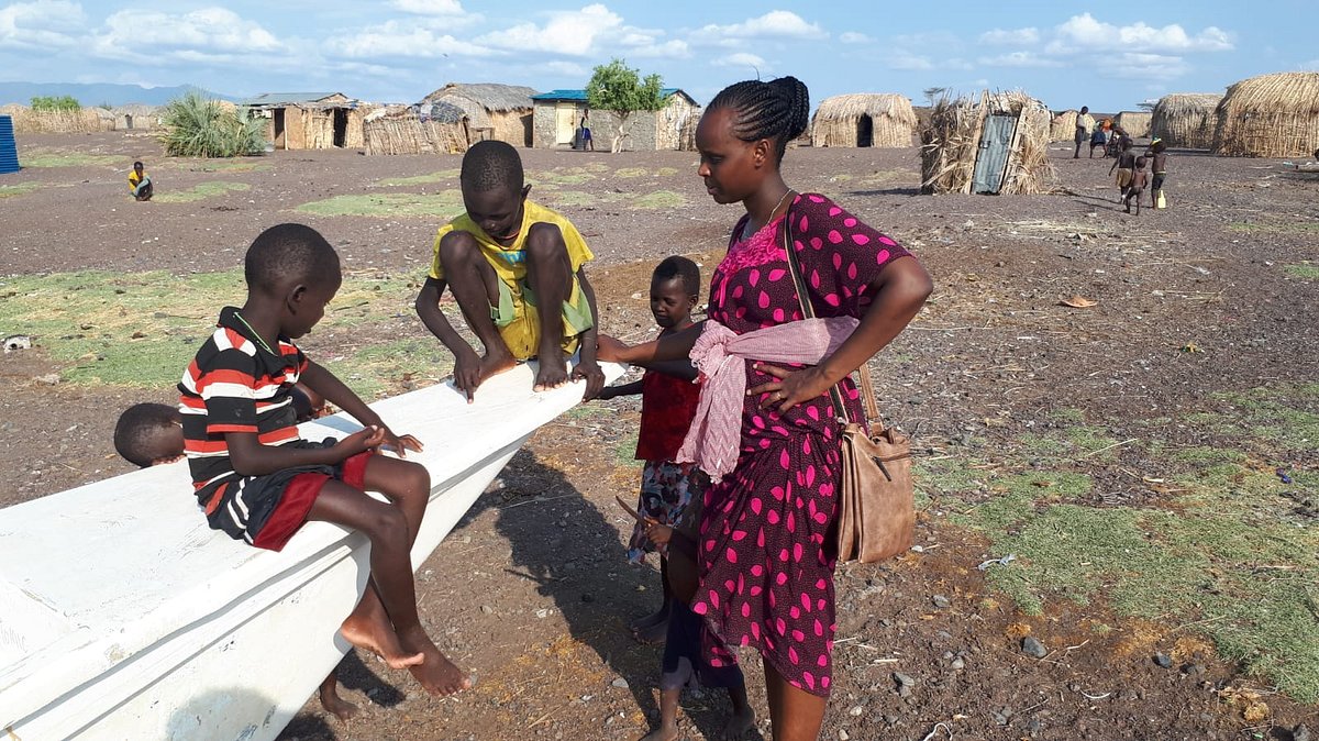 Fatuma Nabosu spricht mit Kindern aus dem Dorf El-Mollo über die Bedeutung von Schulbildung für ihre Zukunft.