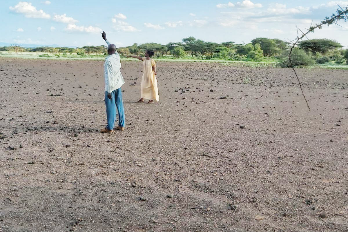 Fatuma Nabosu und ein Mitglied des Gemeinderates der Gemeinde Kargi in Kenia besichtigen das Grundstück