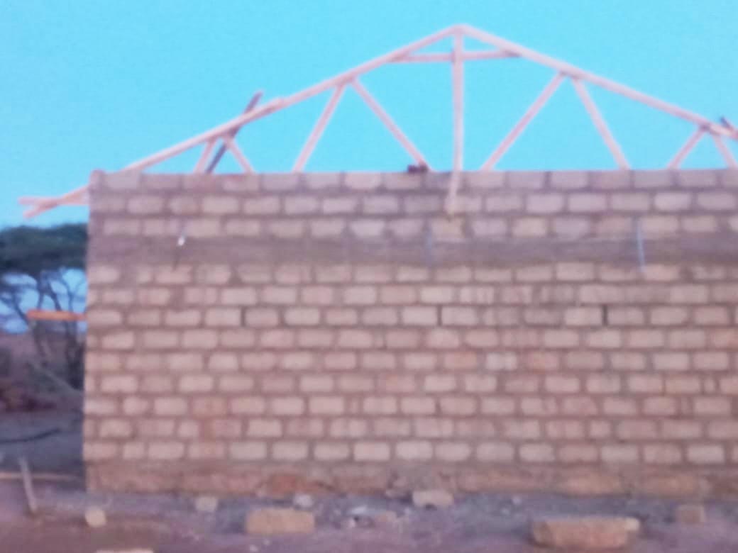 Die Errichtung des Dachstuhls für die Klassenräume beginnt.