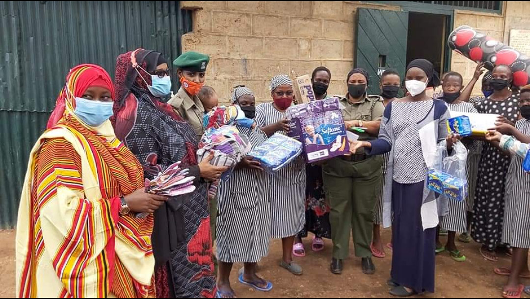 Fatuma Nabosu erklärt Damenbinden und verteilt sie an Frauen in einem Kenianischen Gefängnis