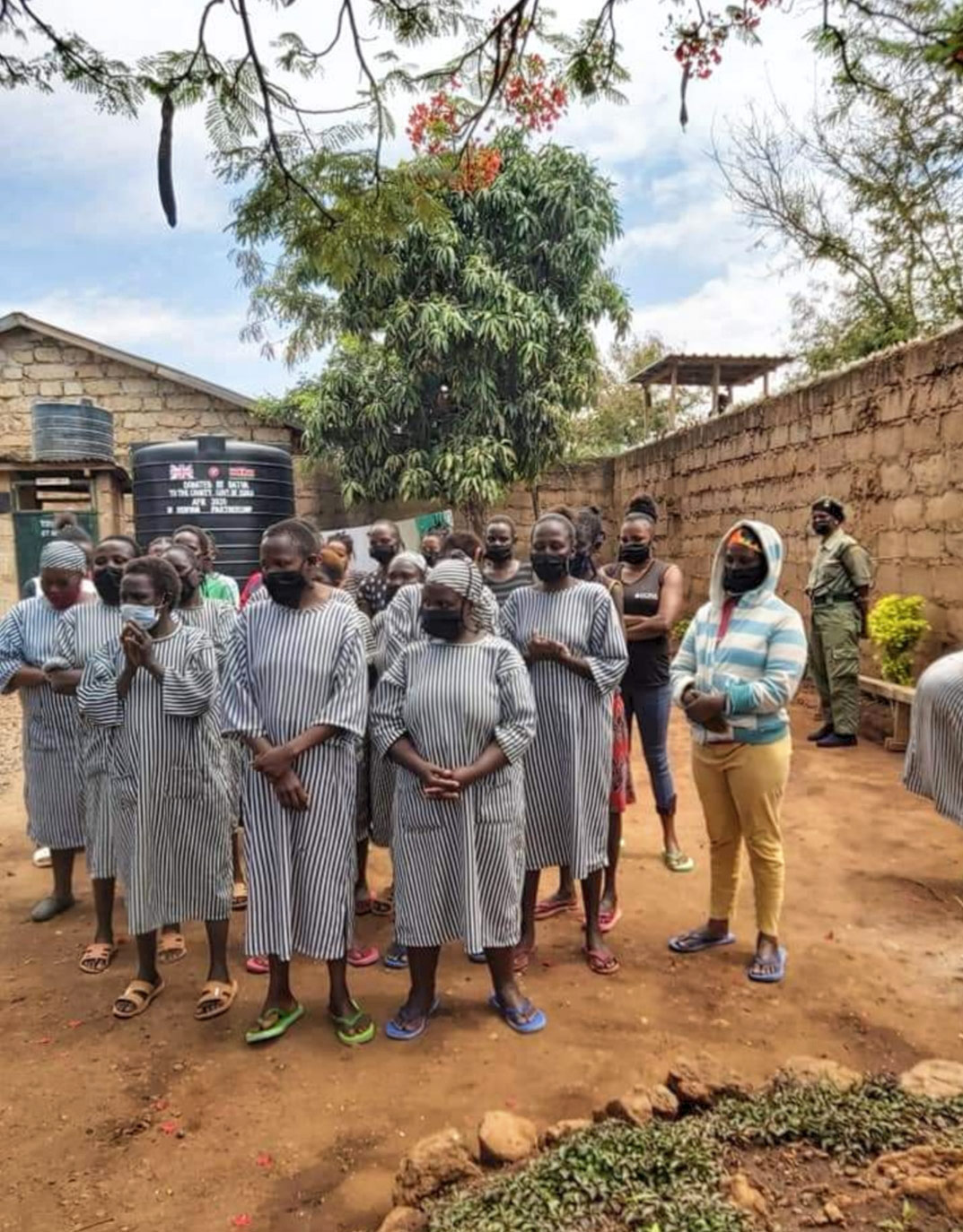 Frauen in einem kenianischen Gefängnis warten auf die Verteilung und Erklärung von Damenbinden